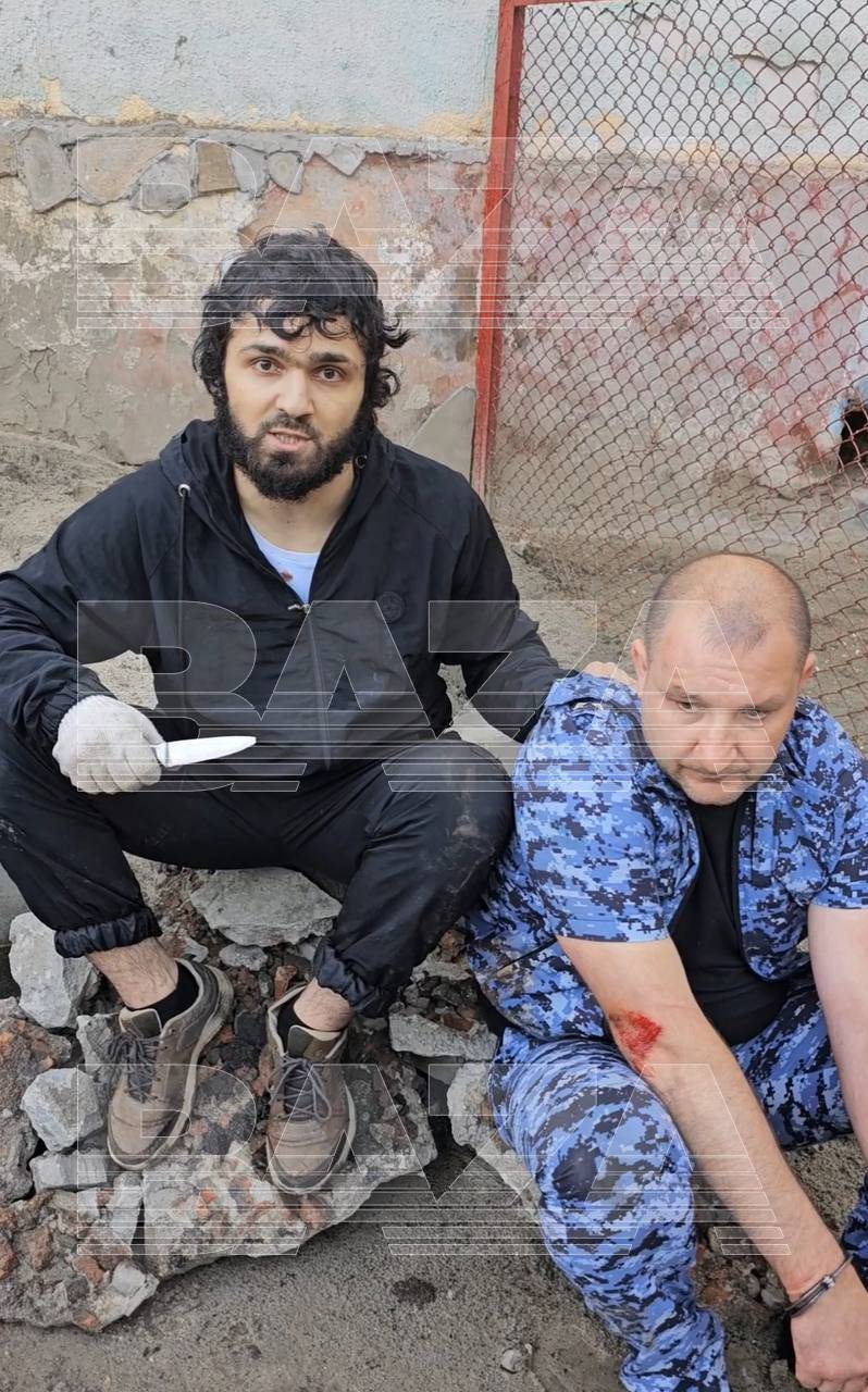  Единият от терористите с един от заложниците 